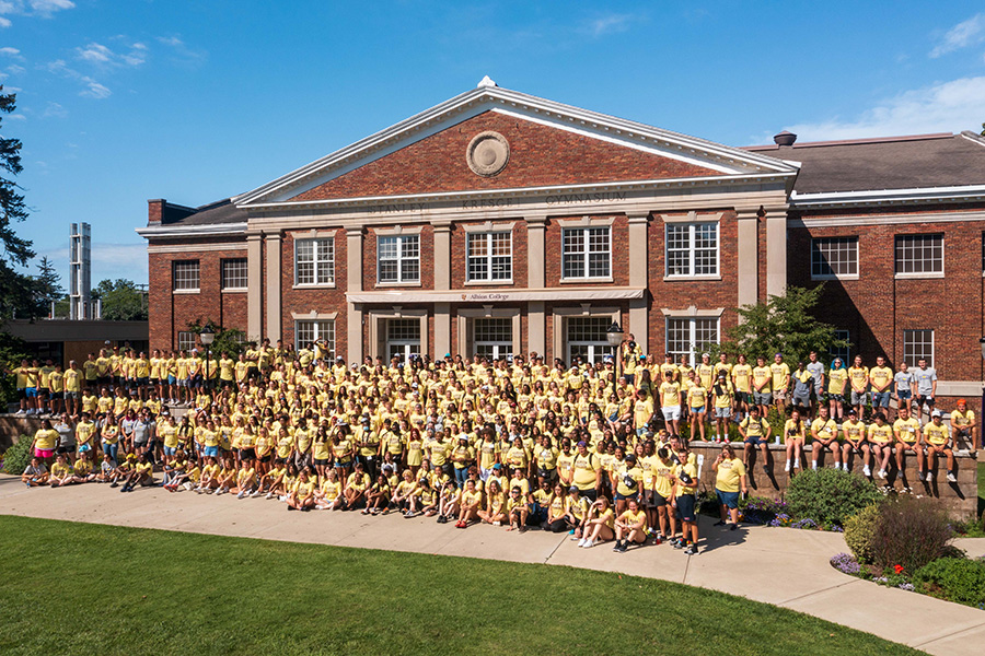 Albion College Class of 2025 group photo in front of Kresge Gymnasium, August 2021