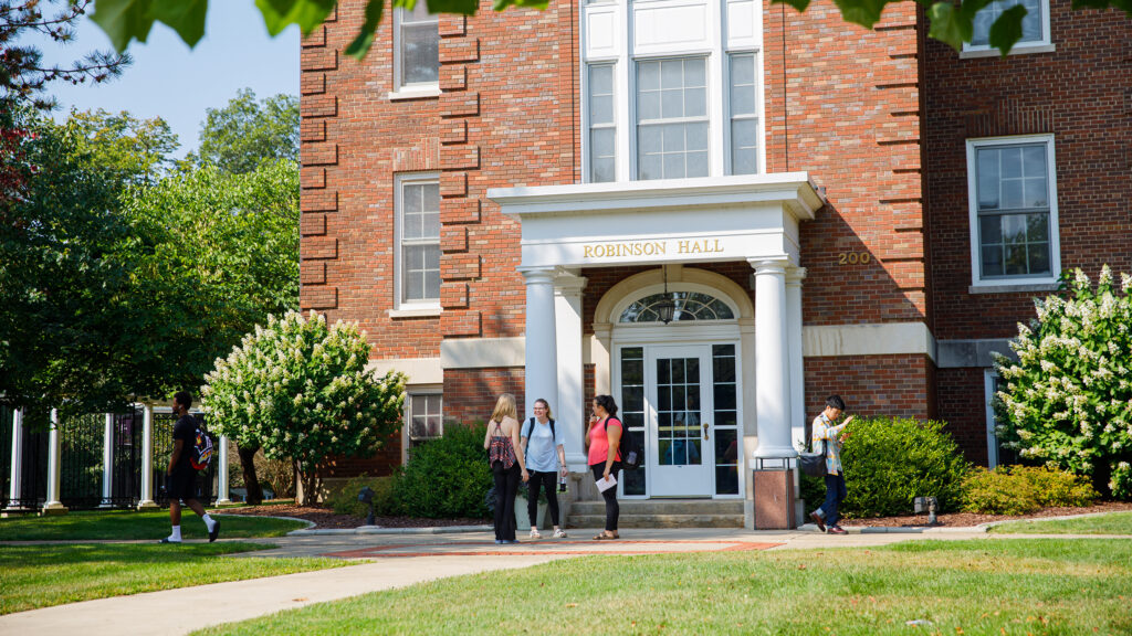 Students outside Robinson Hall.